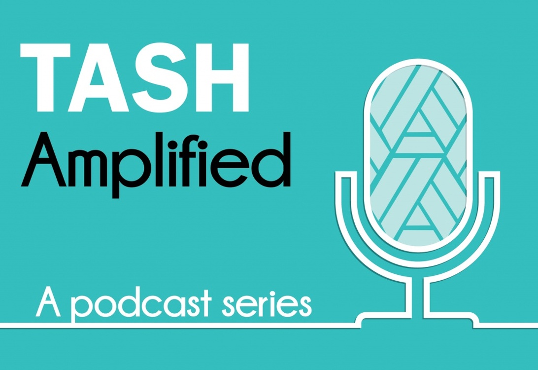 En stilren turkos reklambild för en podcast med texten 'TASH Amplified' och en mikrofonikon.